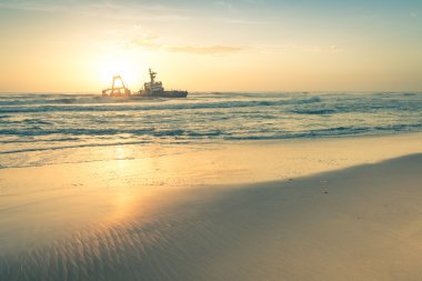 Gün batımında Namibya Skeleton Coast - doğa wond batık