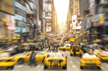 Bitirim sarı taksi ile kabinler ve şehir merkezine 7 av. Manhattan'da eritme potası insanlar gün batımından önce - parlak New York şehrinin ufuk kartpostal ve onun kalabalık trafik sıkışıklığı bulanık
