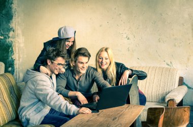Grup ile kentsel alternatif yerleşim - dostluk ve yeni trendler ve teknoloji ile eğlenceli kavramı - kablosuz bağlantı ve web Internet etkileşim içinde bilgisayar dizüstü genç hipster en iyi arkadaşıyla