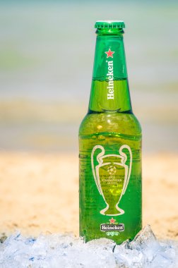 Rimini, İtalya - 18 Mayıs 2014: Heineken şişe plajda içmeye hazır. Heineken bira bira Hollandalı bira şirketi Heineken International tarafından üretilen ve tüm dünyaya ihraç