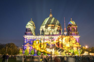 Berlin, Almanya - 19 Ekim 2014: Berliner renkli görüntüleri ile dünya sırasında aydınlatılmış kubbe ünlü ışık Festivali. 10 üzerinden 19 Ekim 2014 olay gerçekleşti.