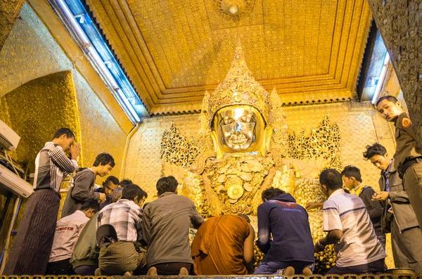 Rituale mattutino quotidiano all'immagine dorata del Buddha Mahamuni a Mahamuni pagodain Mandalay Myanmar — Foto Stock