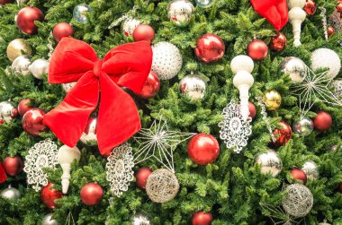 Ayrıntı kırmızı kurdele - tatil arka plan için kırpılmış kompozisyon ile Noel ağacı süslemeleri