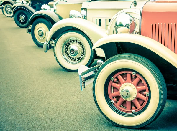 Vintage bil hjul - Retro klassiska fordon — Stockfoto