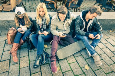 -Teknoloji etkileşim yabancılaşmış yaşam tarzı Modern durum - Internet Wi-Fi bağlantısı smartphone ile karşılıklı ilgisizlik birbirlerine karşı oynamaktan genç hipster arkadaş grubu