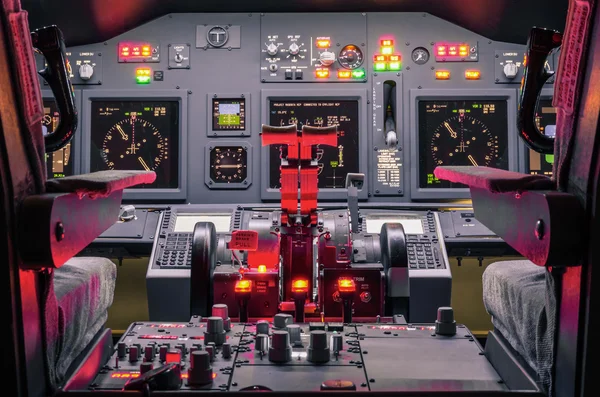 Cockpit van een zelfgemaakte Flight Simulator - Concept van de lucht-en ruimtevaart industrie ontwikkeling - Flying simulatie school voor luchtvaart leren piloten — Stockfoto