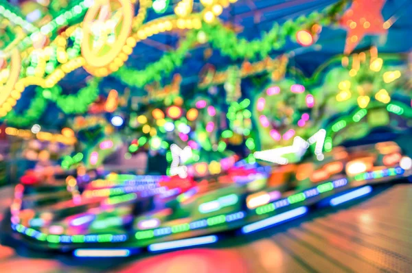 Luzes desfocadas desfocadas na rotunda de carrossel do Luna Park - Mercado de Natal alemão em Alexander Platz em Berlim - Imagem de fantasia de fundo de jogos e sonhos divertidos para a infância — Fotografia de Stock
