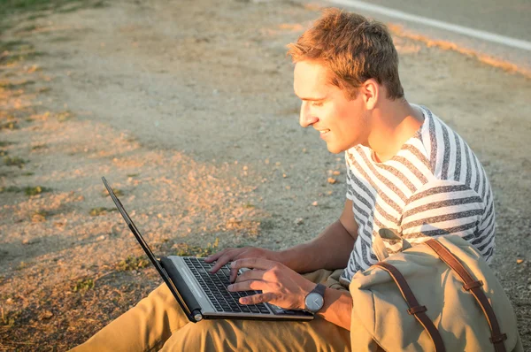 Homem jovem hipster sentado ao ar livre verificando e-mails no computador portátil moderno - Conceito de tecnologia e conexão no ambiente da natureza - Internet comunicação wi-fi — Fotografia de Stock