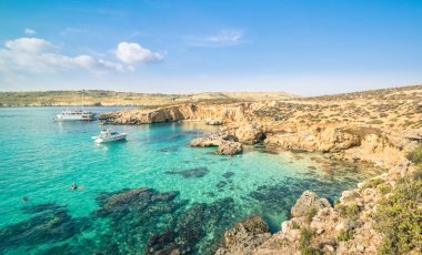 Dünya ünlü Blue Lagoon Comino Adası - güzel Malta Akdeniz doğa harikası - tanınmayan uluslararası turist insanlar ve şnorkel dalgıçlar - özel gezi yerleri