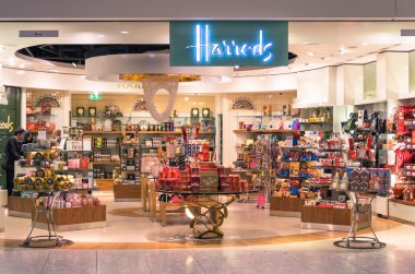 Londra - 5 Kasım 2014: Harrods mağazası Londra Heathrow Havalanı. Harrods sloganı 