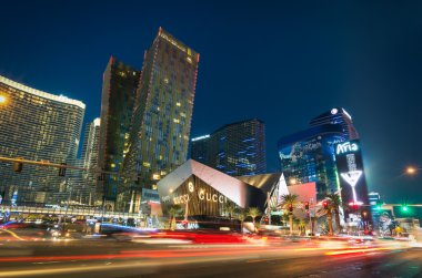 Las Vegas - 7 Aralık 2013: bulanık ışık gün batımında şerit yok. ARIA Resort and Casino olan bina, şehir merkezi karmaşık Nevada ABD Las Vegas Bulvarı'nda bir parçası bir lüks konaklama