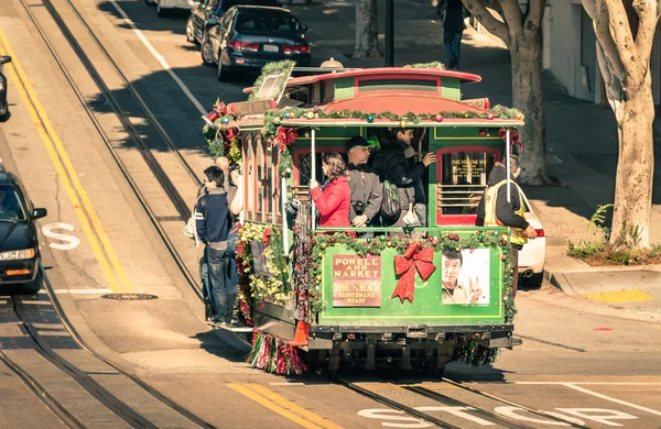 SAN FRANCISCO, UNITED STATES - DECEMBER 15, 2013: people riding a Powell Hyde cable car at Hyde Street. With twenty-three lines, the city cable system is the world's last manually operated service. — Stock Photo, Image