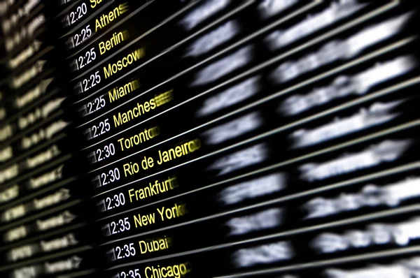 Digital display at international airport - Flight connections with cities around the world - Concept of travel lifestyle with exclusive destinations worldwide - Departure and arrivals terminal gates — Stock Photo, Image