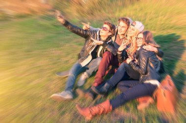 Grup genç hipster en iyi arkadaşıyla birlikte bir selfie Mauerpark Berlin - dostluk ve yeni trendler ve teknoloji ile eğlenceli kavramı - kentsel alternatif günlük yaşamda Berlin Avrupa başkentinde alarak