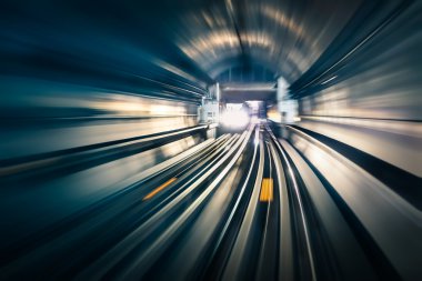Metro'ya gelen ile bulanık ışık parçaları ile tren ters yönde - kavramı modern metro metro ulaşım ve bağlantı hızı