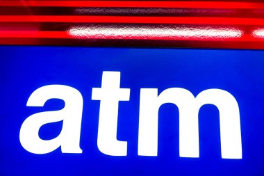 Nakit para çekme - dünyanın dört bir yanından uluslararası bankacılık kavramı ATM simgesi