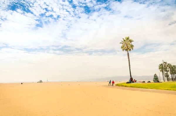 Venice Beach in a bright sunny day - World famous place near Santa Monica - Atlantic seaside in Los Angeles territory — Stock Photo, Image