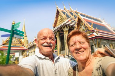 Bangkok - Tayland Macera Seyahat Asya yerler - kavramı etkin yaşlı ve eğlenceli yeni teknolojiler ile dünya çapında tapınaklarda Grand Palace adlı bir selfie alarak kıdemli mutlu çift