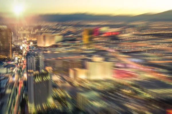 Vista aérea do horizonte de Las Vegas ao pôr-do-sol - Luzes turvas da cidade do centro da cidade boulevard - Olhar filtrado vintage com zoom radial desfocando — Fotografia de Stock