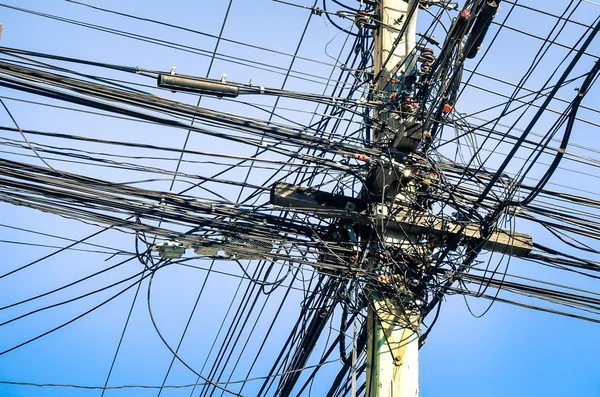 Cabos elétricos bagunçados na Tailândia tecnologia de fibra óptica descoberta ao ar livre ao ar livre em cidades asiáticas — Fotografia de Stock