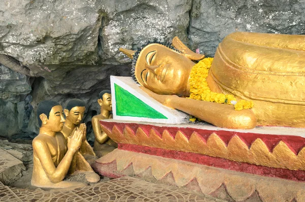 Reclinando estátua de Buda na Caverna dos Elefantes (Tham Sang) perto de Vang Vieng Explorando Lao PDR em destino exclusivo Excursão de um dia pelas belezas turísticas do norte do Laos — Fotografia de Stock