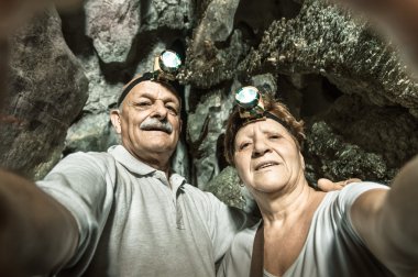 Girişinde Tham Phu Kham Vang Vieng - macera seyahat Laos ve Asya yerler - kavram yeni teknolojiler ile dünya çapında etkin yaşlı bir selfie alarak kıdemli mutlu çift