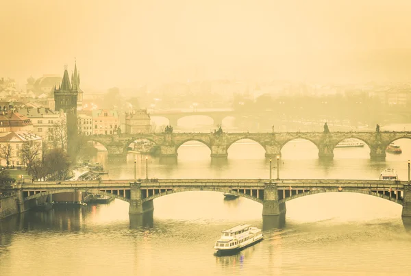从 Letna 山-朦胧日落与情感过滤之后温暖不饱和筛选的看-欧洲首都的波希米亚捷克共和国的布拉格伏尔塔瓦河河的查理大桥的视图 — 图库照片