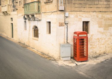 Ortaçağ eski şehir, Victoria Gozo - Malta Akdeniz adalar içinde kulübede kırmızı telefon