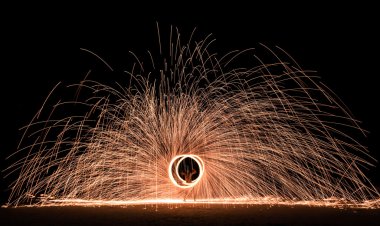 Gece - dolunay parti eğlence sahilde Tayland gece hayatı inanılmaz ateş gösterisi parıldıyor ile performans Firestarter