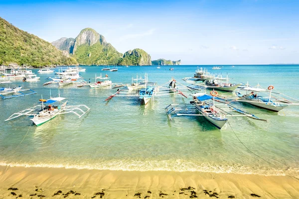 Front beach with longtail boats in El Nido - Beautiful tropical destination in Palawan Philippines - Travel concept in exclusive locations in south east asia - Nature wander trip around the world — Stock Photo, Image