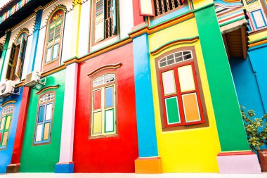Renkli ev cephe Little India - dünya ünlü çok renkli bölge Singapur - seyahat kavramı ve gezi Asya yerler etrafında eski geleneksel binaların eğik perspektif