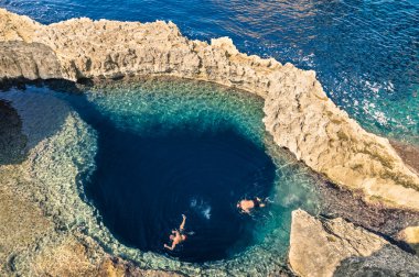 Dünyaya derin mavi delik ünlü Azure penceresinde Gozo Adası - güzel Malta Akdeniz doğa harikası - tanınmayan turistik su mağara macera için yüzme dalgıçların