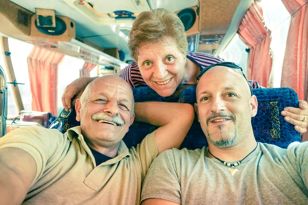 アクティブな高齢者と家族 - ヴィンテージの瞬間を共有する愛のラオス - 東南アジアで冒険旅行 - 概念のバス旅行中、selfie を取って息子とシニアの幸せなカップル ルックをフィルタ リング — ストック写真