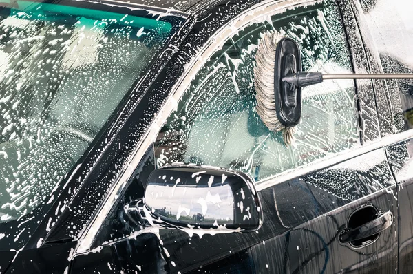 Detalle de cerca del cepillo de limpieza en el coche en carwash — Foto de Stock