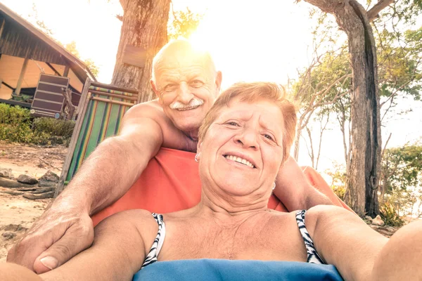 Senior feliz pareja tomando selfie en Tailandia viaje - Concepto de aventura de ancianos activos y diversión en todo el mundo con nuevas tecnologías - Cálido saturado mirada filtrada con enfoque suave en la mujer —  Fotos de Stock