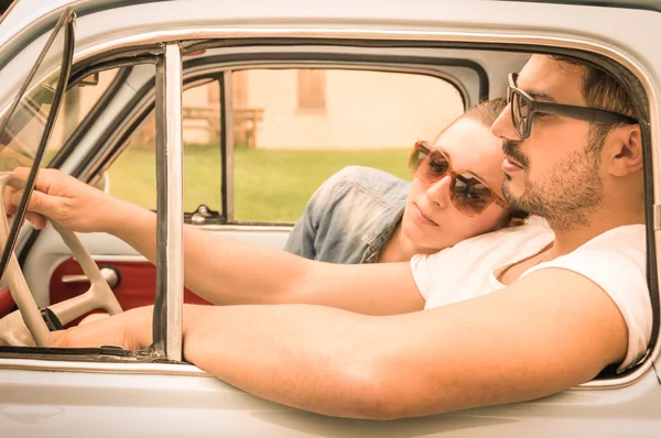 Couple in love having a rest during honeymoon vintage car trip - Hipster lifestyle traveling around the world with classic car - Young people enjoying happy moments of life - Warm retro filtered look — Stock Photo, Image
