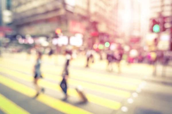 Blurred defocused abstract background of people walking on zebra crossing with vintage marsala filter - Crowded Nathan Road street in Hong Kong city center during rush hour in urban business area — Stock Photo, Image