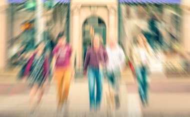 Rodeo Drive ve Beverly Hills - kalabalık Los Angeles sokaklarında rush hour sırasında lüks alışveriş alanında - Radyal vintage bir filtre uygulanmış görünüm ile zum defocusing yakın yol geçiş çok ırklı insanlar