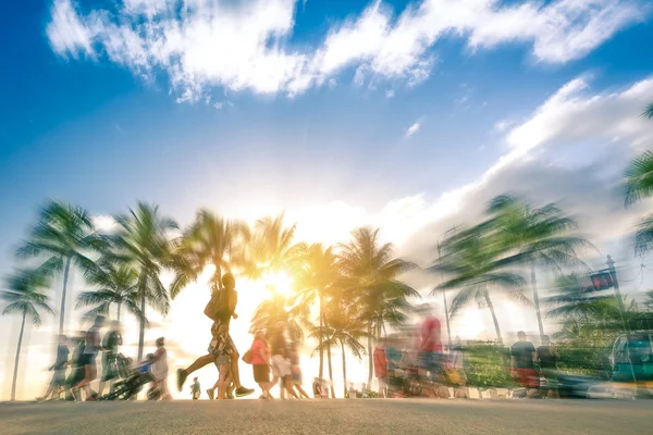 Homme courant à travers la foule au coucher du soleil sur Kalakawa Ave - Front — Photo