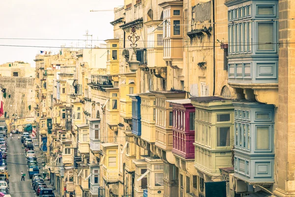 Edifici tipici e balconi a La Valletta capitale dell'isola mediterranea di Malta - Vintage look filtrato — Foto Stock