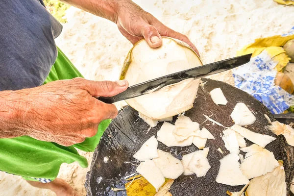 Close up detalhe do homem mãos cortando coco na praia em destino tropical asiático - Trabalhador manual na situação da vida real - Pobre estilo de vida genuíno e produção de artesanato — Fotografia de Stock