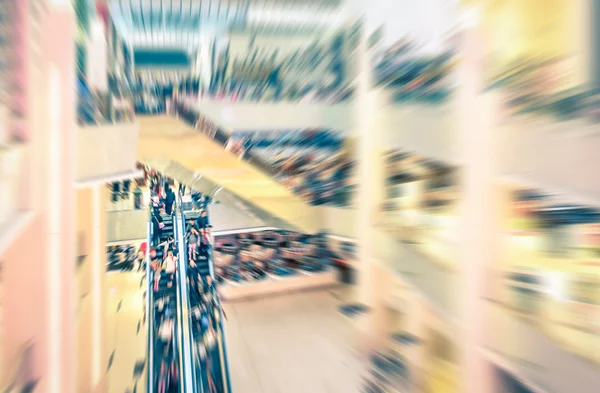 Centro comercial en zoom radial edición desenfocada - Vintage mirada desaturada filtrada de personas irreconocibles que se mueven en escaleras mecánicas con desenfoque de movimiento - Concepto de reunión social y la globalización — Foto de Stock