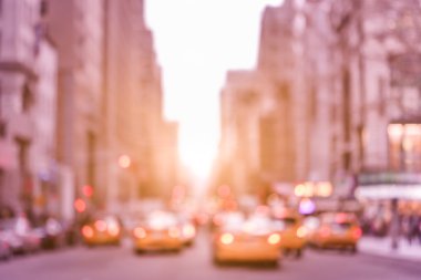 Bitirim ufuk sarı taksi ile kabinler ve trafik sıkışıklığı downtown 5th avenue Manhattan üzerinde günbatımında - New York şehrinin bokeh kartpostal bir vintage marsala renk filtre uygulanmış görünüm bulanık.
