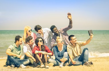 Beach - çok etnik kavramı mutluluk ve modern dostluk barış ve eğlence için ırkçılığa karşı hep birlikte - selfie tablet ile alarak çok ırklı mutlu arkadaşlar vintage bir filtre uygulanmış görünüm doymuş