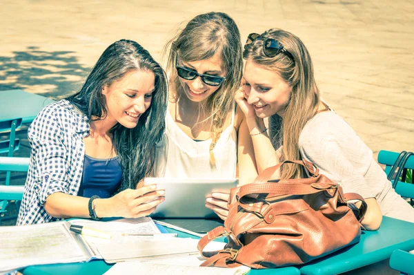 Jonge hipster vriendinnen studeren en plezier samen met Tablet PC - sociale interactie op nieuwe technologie trends en internet-verbinding in dagelijkse levensstijl - overbelicht vintage gefilterde blik — Stockfoto