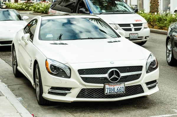 Los Angeles - 18 Aralık 2013: beyaz Mercedes Benz Sl 550 Rodeo Drive'da Park. Kullanılmış Otomobil, otobüs, antrenörler ve kamyon markasıdır. Merkezi Almanya'nın Stuttgart kentinde bulunmaktadır. — Stok fotoğraf