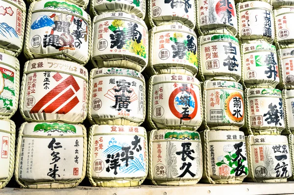 Tokio - 2 března 2015: sudy saké zabalené do slámy v Yoyogi Park poblíž Meiji Shrine. Alkoholický nápoj japonského původu z fermentované rýže má podobné pivo spařování. — Stock fotografie