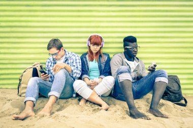 Grup genç çok ırklı arkadaşlar birbirlerine - yabancılaşmış yaşam tarzı yeni teknoloji etkileşim bir sosyal durum - Vintage nostaljik filtre uygulanmış görünüm doğru smartphone ve karşılıklı ilgisizlik ile