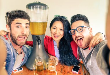 Mutlu arkadaş vintage bira barda selfie komik dilini çıkarmış yakın bira Kulesi dağıtıcı - dostluk ve yeni trendler ve teknoloji ile eğlenceli kavramı - alternatif her gün parti yaşam alarak