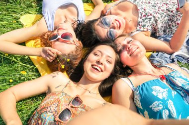 Çok ırklı kız piknikte kırsal - mutlu dostluk kavramı ve eğlenceli genç insanlar ve yeni teknoloji eğilim - güneşli öğleden sonra renk tonlarını - selfie alarak smartphone tutan el çerçeveli